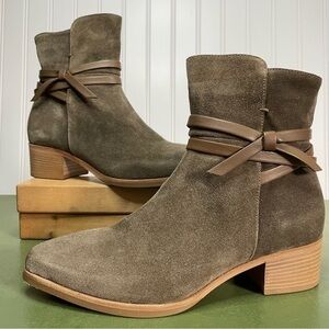 NWT Italeau DONATA Militaire/Military Inspired Boots in Velour Finished Suede